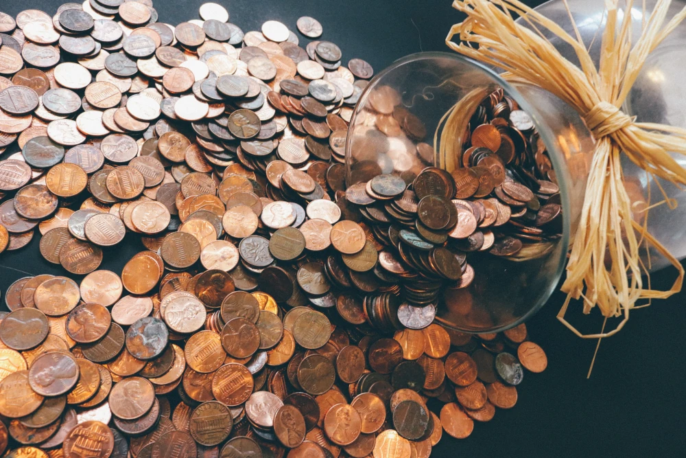 En la imagen aparecen representadas muchas monedas juntas, que serán destinadas al proceso de contaje de una contadora para importar ese dato en el programa vending Hermes automaticamente. Solo pulsa un botón y pondrás la cantidad ofrecida por la contadora en la aplicación, clasificada por cantidad y tipo de moneda.