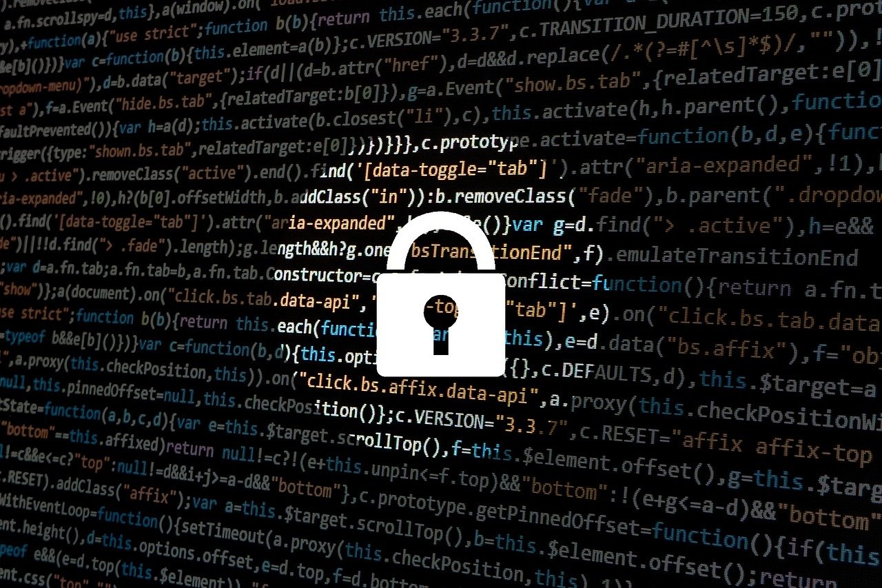 Representación gráfica de un candado blanco sobre un fondo difuminado con código de programación